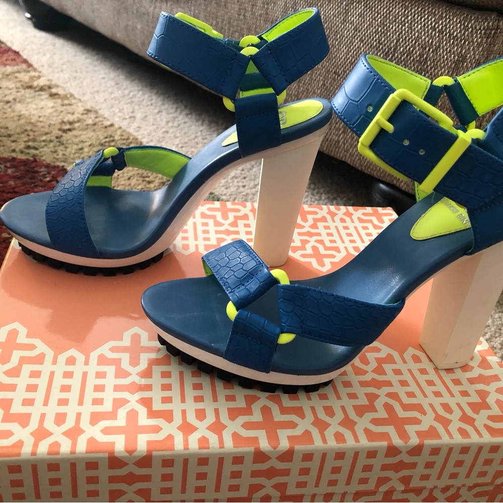 Gianni Bini Street Style Blue/White sz 6.5 high heels